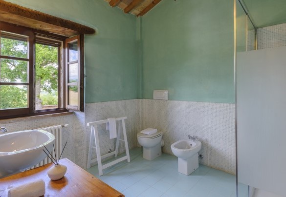 Bathroom 2 with shower, communicating with hallway and double bedrooms 2 and 4 - Checello