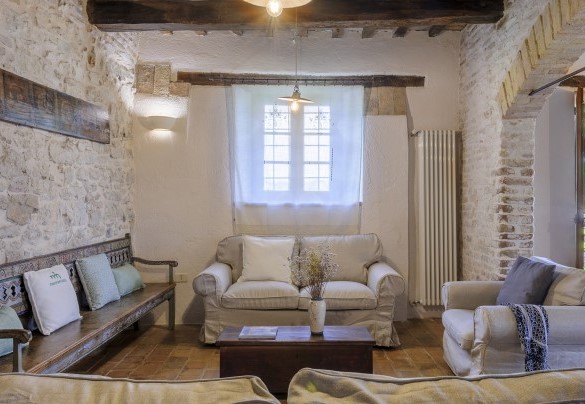 Living area with sofas and rustic furnishings - Checello