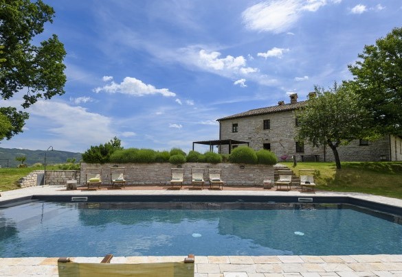 Exterior of the villa with a spacious garden and private pool - Checello