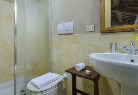 Ensuite bathroom with shower 4 - Checello
