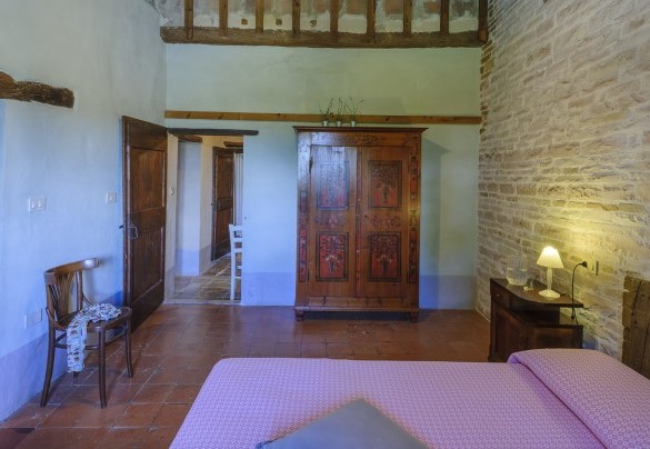Double bedroom 4 on the first floor, with access to the hallway and bathroom 2 with shower - Checello