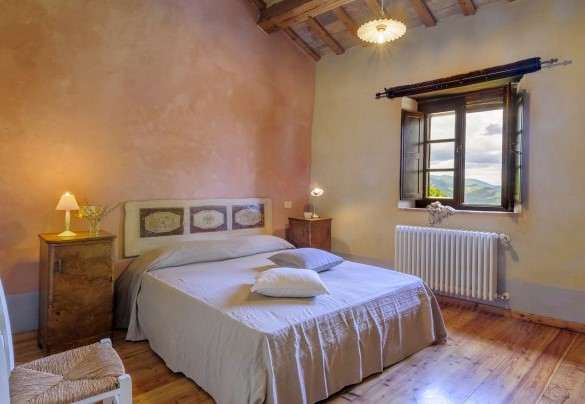Double bedroom 5 on the first floor, with access to the hallway and bathroom 5 with shower - Checello
