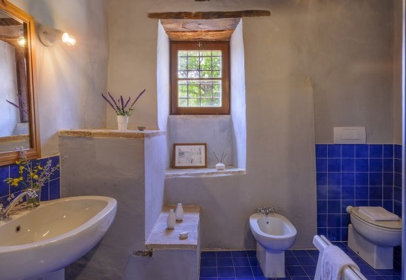 Bathroom 5 with shower, on the first floor - Checello