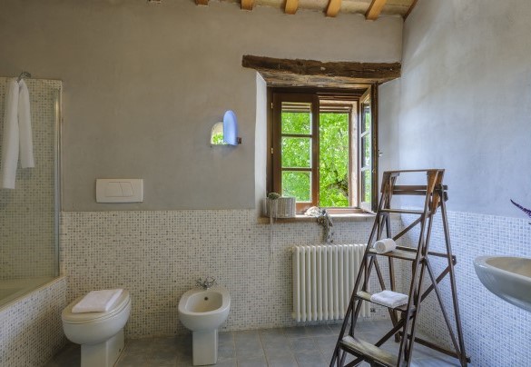 Ensuite bathroom 3 with bathtub - Checello