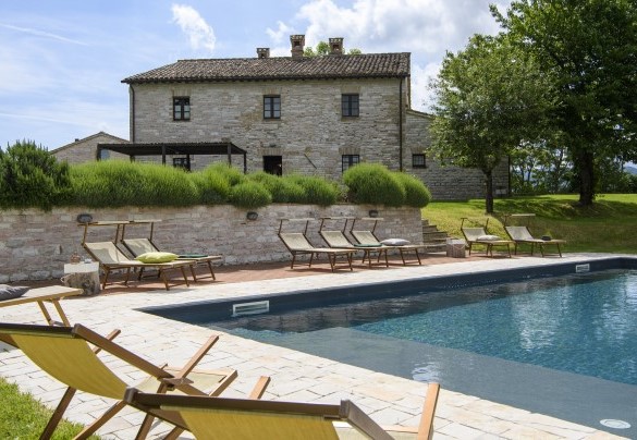 Aerial view of the villa with pool surrounded by green hills - Checello
