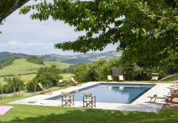 Pool with deck chairs, lounge chairs and panoramic view over the hills - Checello