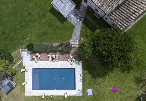 Top view of the pool and surrounding garden - Checello