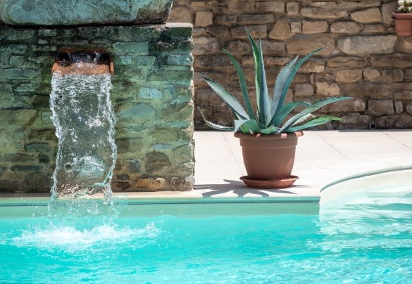The pool is equipped with a waterfall - Chipieri
