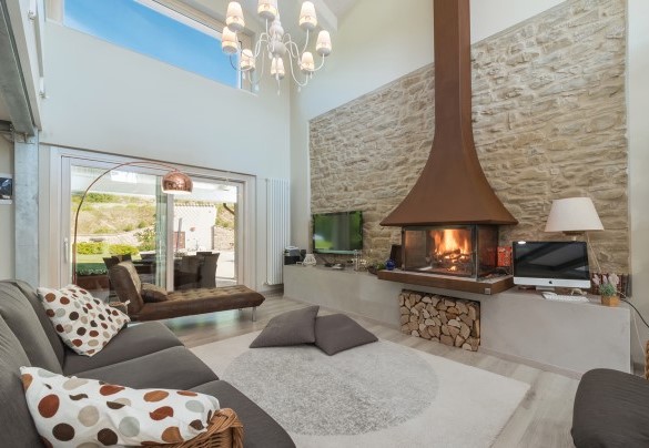 A large living room with fireplace with corten flue - Chipieri