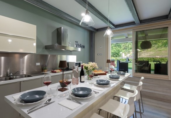 The kitchen has direct access to the portico - Chipieri