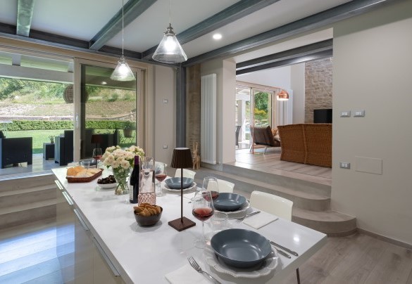 The rooms are bright thanks to the French windows with direct access to the portico - Chipieri