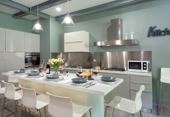 Kitchen open to the living area with dining table – Chipieri