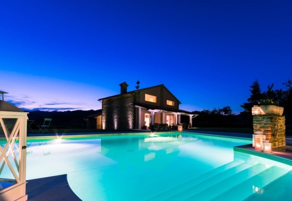 The pool is equipped with a waterfall and internal and external lighting - Chipieri