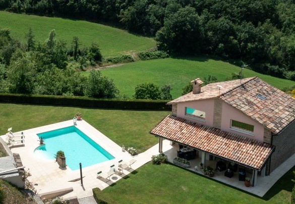 The villa is situated just a few kilometres from the village of Piobbico (PU), on the border between Marche, Emilia and Umbria, in the territory of Apecchio - Chipieri