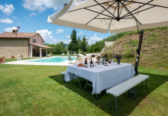 The panoramic rectangular-shaped pool is only 5 m from the main building, and is situated at the same level as the house - Chipieri