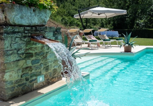 The pool is equipped with a waterfall - Chipieri