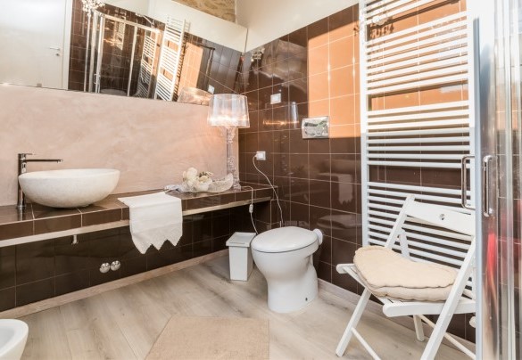 Bathroom with shower on the ground floor - Chipieri