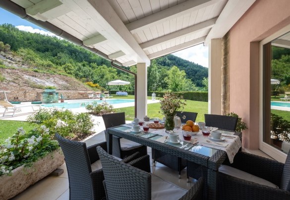 The dining area under the portico - Chipieri