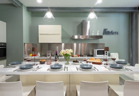 Kitchen open to the living area with dining table – Chipieri