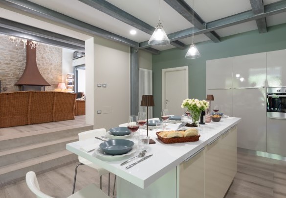 Kitchen open to the living area with dining table - Chipieri
