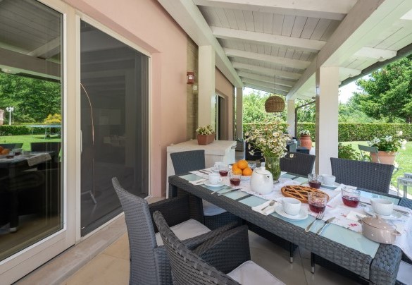 A splendid furnished portico at the main entrance of the villa - Chipieri