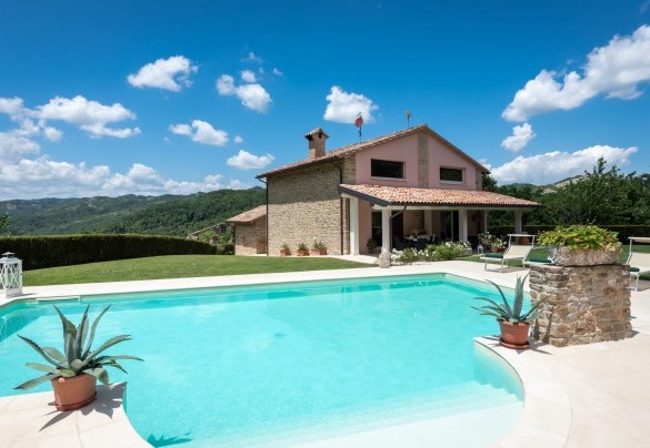 The panoramic rectangular-shaped pool is only 5 m from the main building, and is situated at the same level as the house - Chipieri