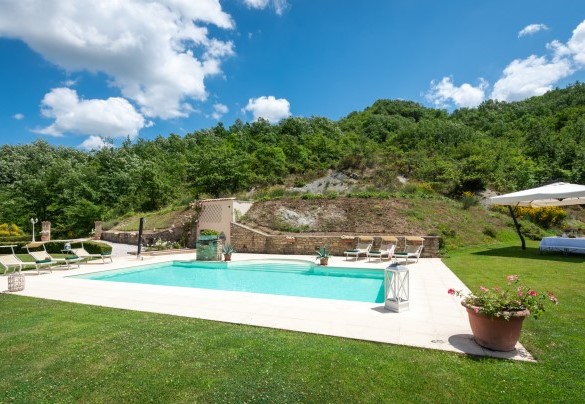 The panoramic rectangular-shaped pool is only 5 m from the main building, and is situated at the same level as the house - Chipieri
