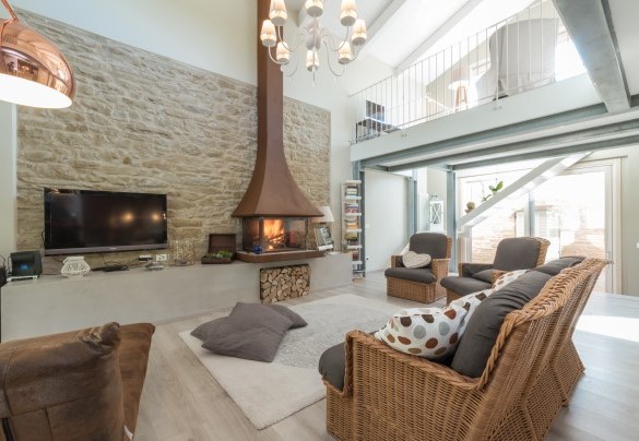 A large living room with fireplace with corten flue – Chipieri