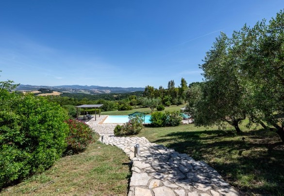 La piscina nella natura rigogliosa che la circonda – Cinque Cipressi