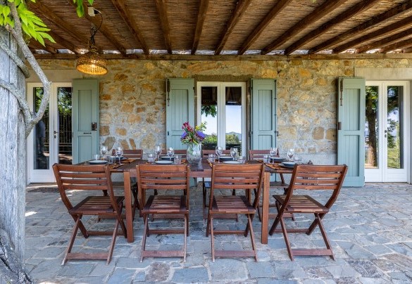 Nel casale convivono antico e moderno, mobili in legno fatti a mano e comfort contemporanei con mura in pietra faccia vista e travi in legno del passato - Cinque Cipressi 
