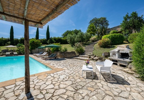 La struttura in muratura con forno a legna e barbecue a bordo piscina – Cinque Cipressi