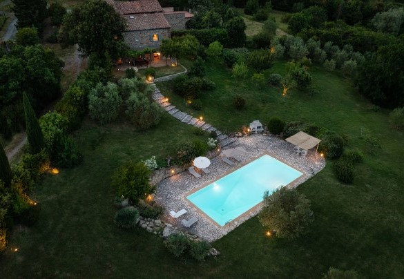 La piscina illuminata per soggiorni serali – Cinque Cipressi 