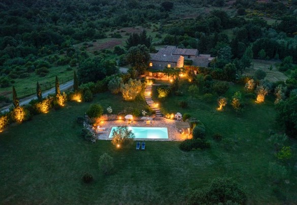 Veduta della proprietà all’imbrunire – Cinque Cipressi 