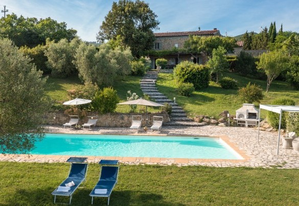 La piscina nella natura rigogliosa che la circonda – Cinque Cipressi