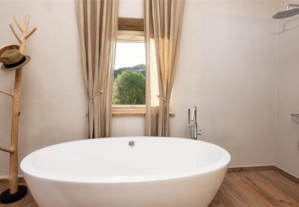 En suite bathroom with tub and shower n.2 to bedroom n.2 - Cinque Cipressi