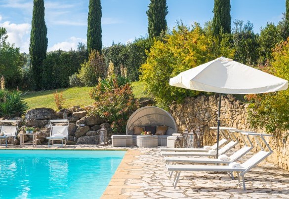 I cinque cipressi che bordano la piscina e danno il nome al casale – Cinque cipressi