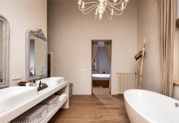 En suite bathroom with tub and shower n.2 to bedroom n.2 - Cinque Cipressi