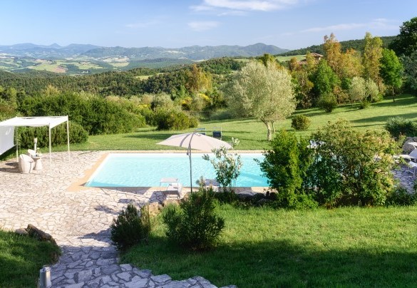 La piscina rettangolare misura 5 x 14 m ed ha una profondità che da 1 accresce fino a 2,50 m – Cinque Cipressi