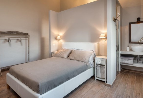 Double bedroom n.4 on the top floor with a double ensuite basin – Cinque Cipressi