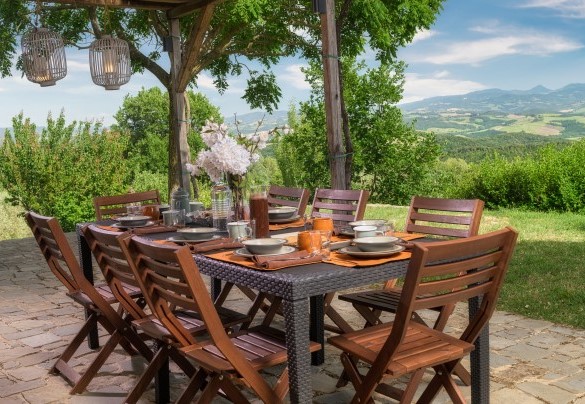 La suggestiva pergola all’uscita del salone e della cucina – Cinque Cipressi