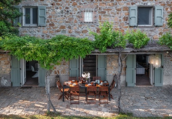 Nel casale convivono antico e moderno, mobili in legno fatti a mano e comfort contemporanei con mura in pietra faccia vista e travi in legno del passato - Cinque Cipressi 