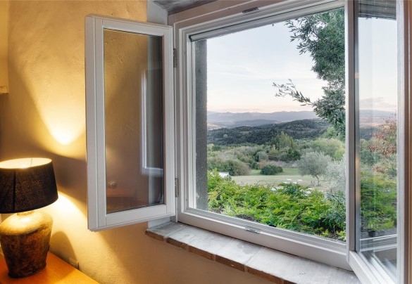 The view of the landscape from the windows of the bedrooms n.2, covered by green hills and cultivated fields, stretching out in front towards the sea of the Etruscan Coast – Cinque Cipressi