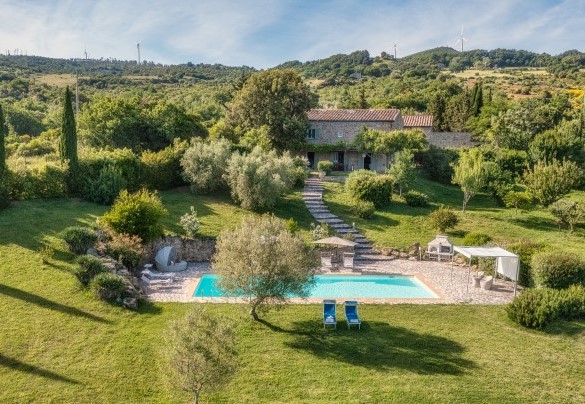  Il casale è abbracciato da un parco rigoglioso e completamente recintato, che si sviluppa su una superficie collinare che distribuisce la proprietà su due terrazzamenti – Cinque Cipressi