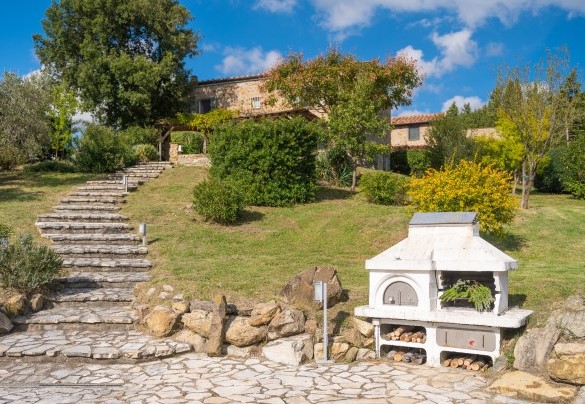 La struttura in muratura con forno a legna e barbecue a bordo piscina – Cinque Cipressi