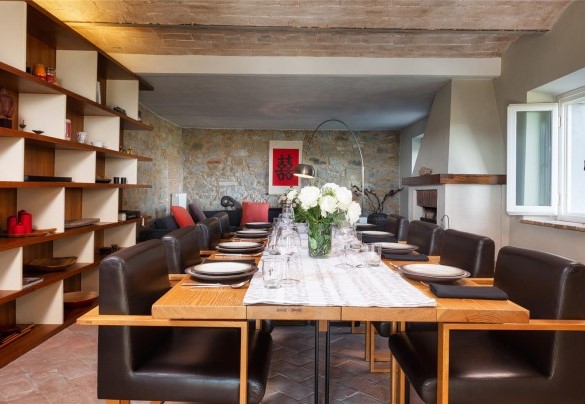 The living with seating area and dining table – Cinque Cipressi