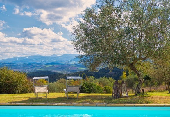 Da ogni angolo del giardino si ammirano suggestivi scorci panoramici sul paesaggio di campagna che si staglia davanti – Cinque Cipressi  
