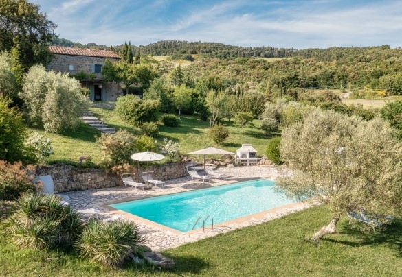 Siamo nell’inconfondibile scenario della Val di Cecina, terra di antichi borghi che si insediano nella natura incontaminata e bellezze artistiche di rara intensità – Cinque Cipressi