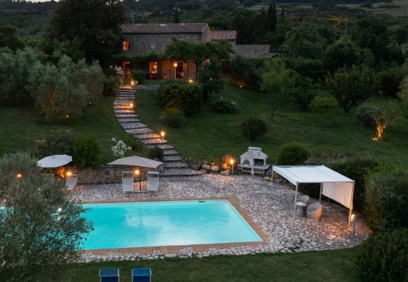 La piscina illuminata per soggiorni serali – Cinque Cipressi 