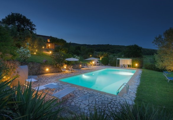 La piscina illuminata per soggiorni serali – Cinque Cipressi 