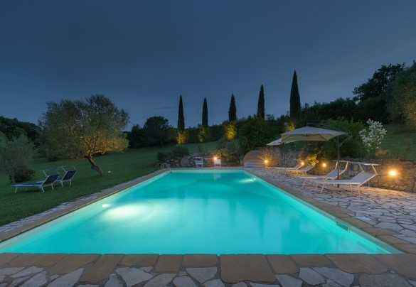 La piscina illuminata per soggiorni serali – Cinque Cipressi 
